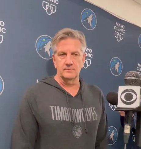 森林狼主帅克里斯-芬奇接受采访，谈到了球队目前在系列赛中对尼古拉-约基奇的限制：