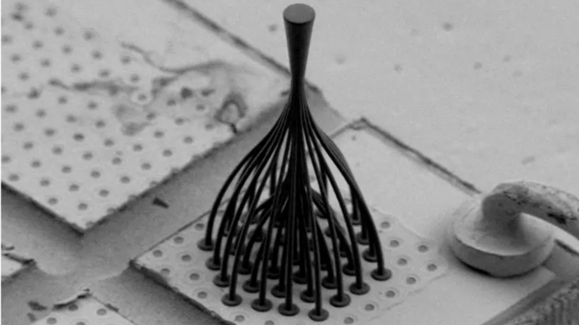 工程师利用微型光子灯笼将222种激光模式合并到一根光纤中