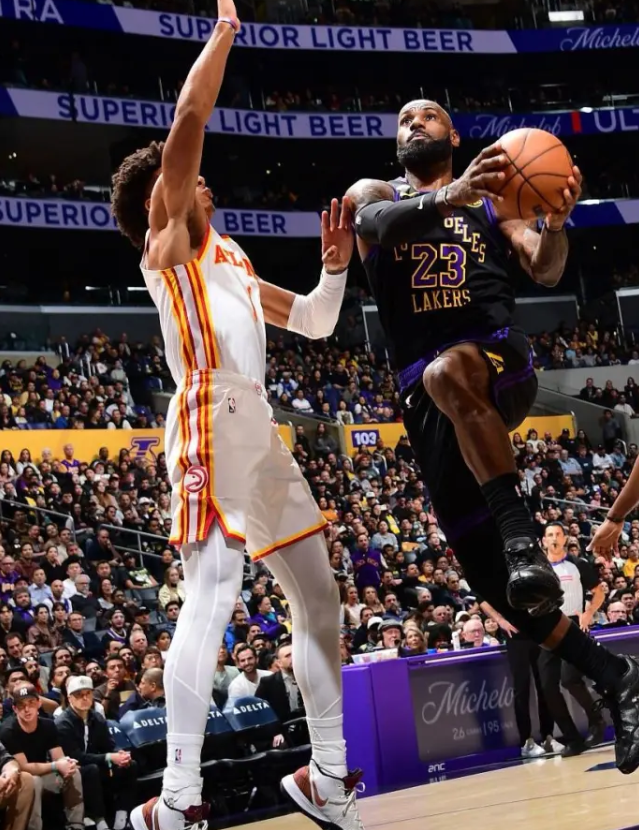 NBA常规赛湖人141-116大胜老鹰。
本场比赛，湖人队球员勒布朗-詹姆斯出战