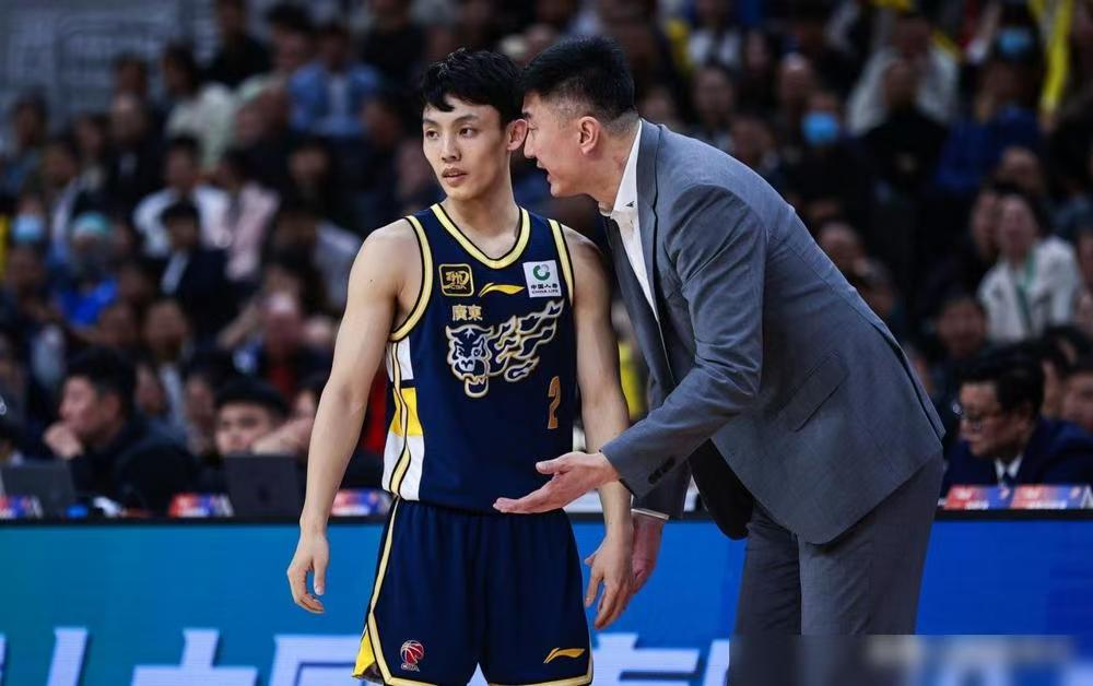 球迷：杜锋没有战术，杜锋：球员不按战术打，广东更衣室出现问题？