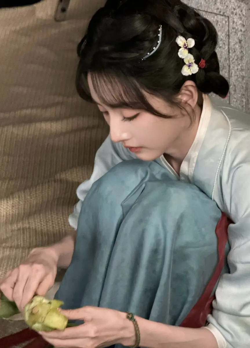 宋祖儿变身软萌小厨娘 抱着菜篮子乖巧可爱