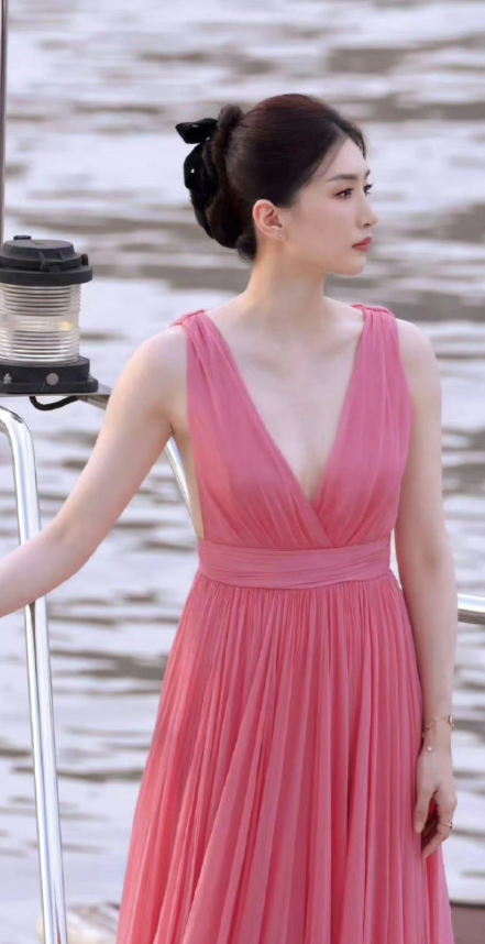 清早起来莲花镜子照，身上穿的是桃花粉！

江疏影一袭桃花粉深V礼裙穿的尽显好身材