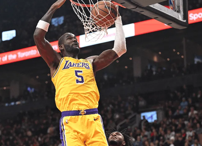 湖人对阵独行侠的最新伤病情况。
报道称：“德安德烈-艾顿将不会出战对阵独行侠的比