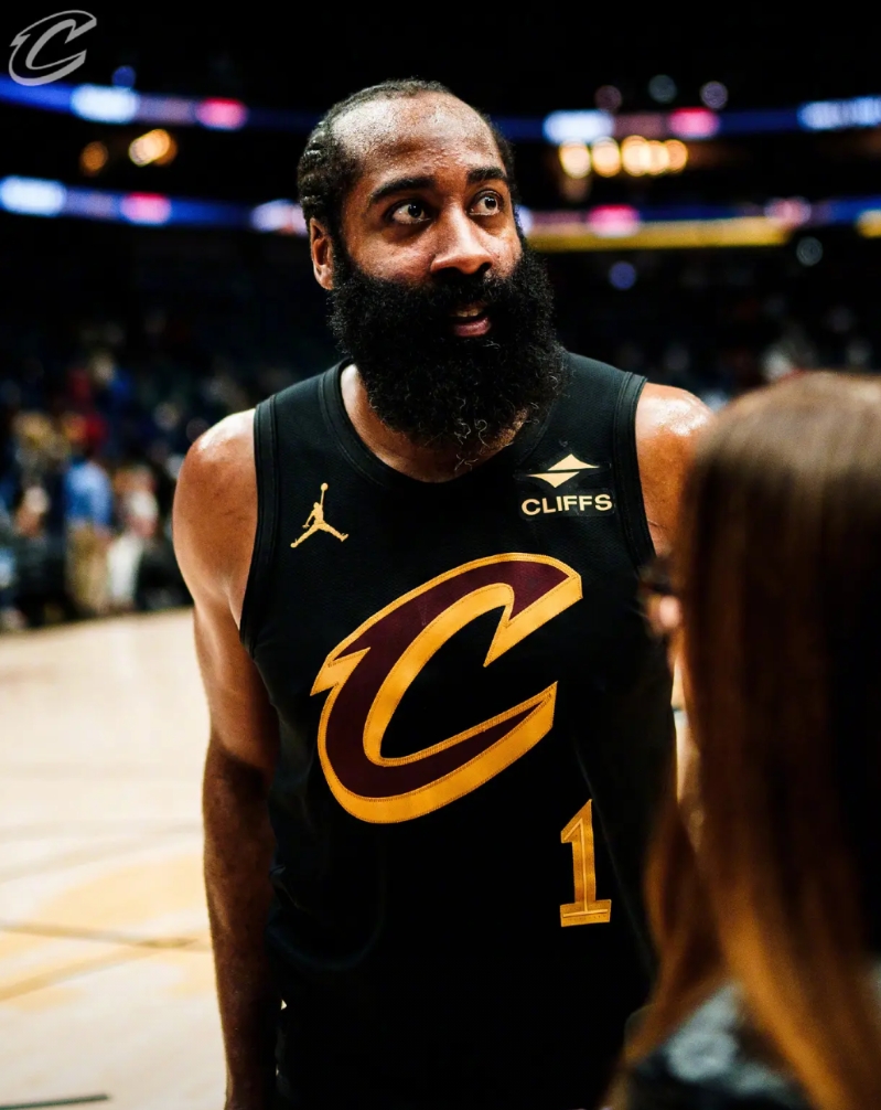 今天哈登又打了36分钟！
这甚至已经算是主教练阿特金森“手下留情”了，毕竟同队的