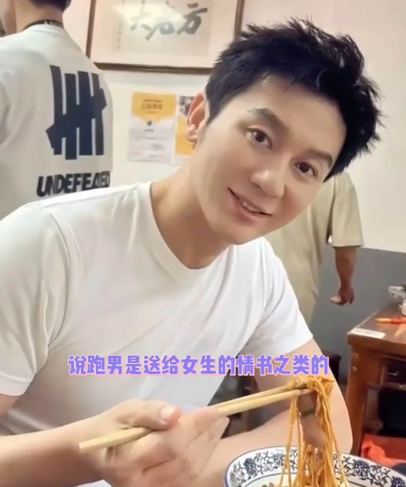 李晨一颗被误会的心形石头具象化了
如果说李晨是个暖男我相信 要是说他大男子主义那