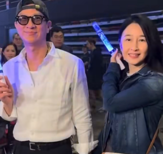 张家辉和关咏荷现身农夫演唱会，夫妻俩手牵着手十分恩爱

让网友们震惊的是关咏荷的