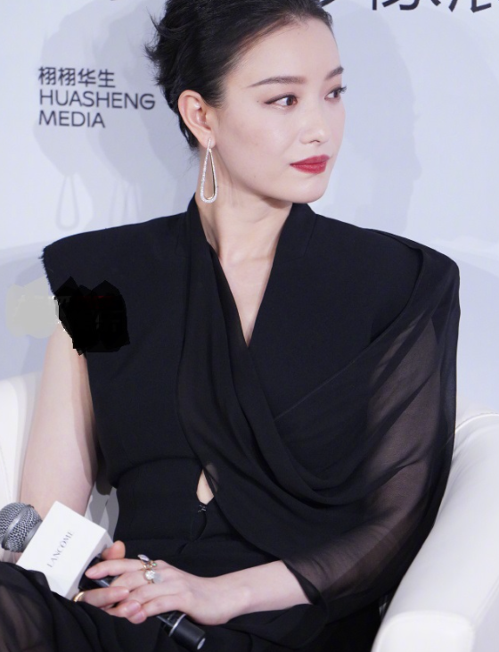 倪妮有着极为苗条的身段
穿上这件黑色的纱裙之后凸显出了满满的飘逸感
她脚踩黑色漆