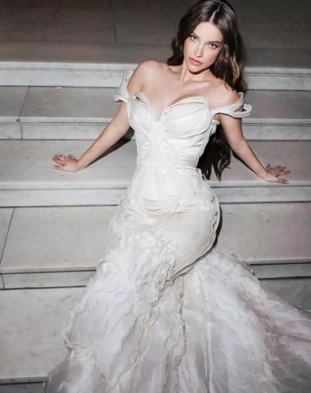 芭芭拉·帕尔文白色鱼尾裙惊艳全场状态好到看不出年龄
从超模到惊艳红毯，她的美从来