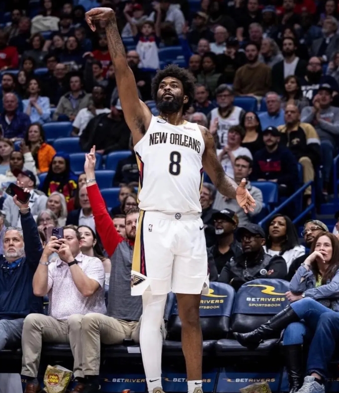 你终于知道上纳吉了， 这么好的防守篮板协防悍将。
纳吉配约老师  简直减轻了约老