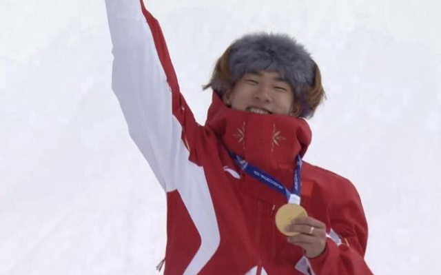 在米兰冬奥会单板滑雪男子坡面障碍技巧决赛现场，中国选手苏翊鸣的日本教练佐藤康弘因