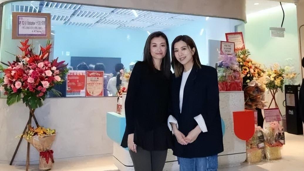 黄智雯日前在社交平台上分享了与姐姐Cathy的近照