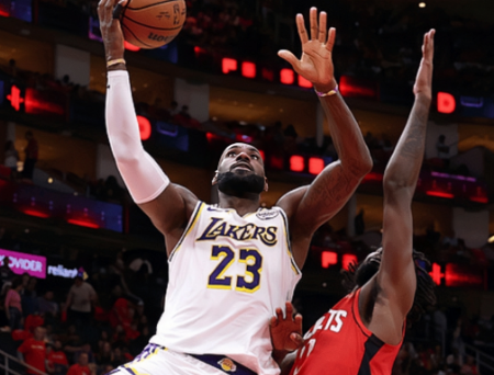 詹姆斯10分8失误，湖人惨败火箭无缘横扫火箭。NBA季后赛首轮，湖人继续客场挑战