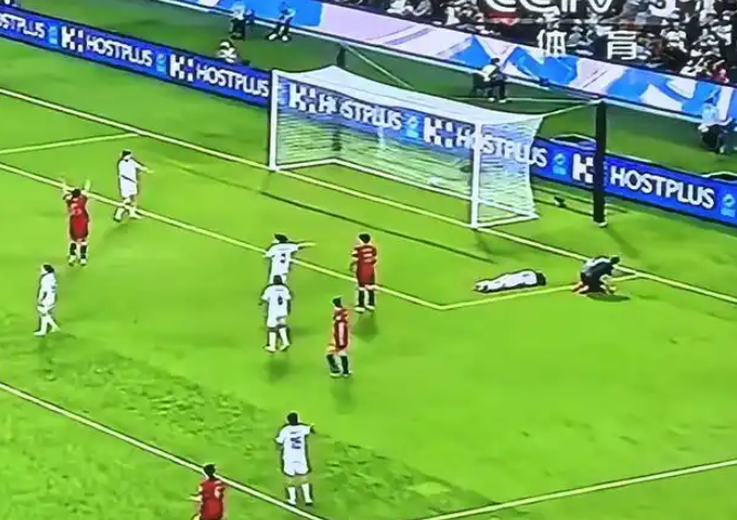 中国女足这个进球有点胜之不武。乌兹别克斯坦女足守门员与后卫相撞，双双倒地不起，李