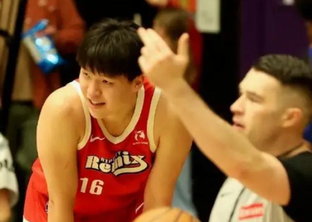 如果小杨给足球权的话，在发展联盟刷个30分是很简单的，在NBA正赛打不好，我认为