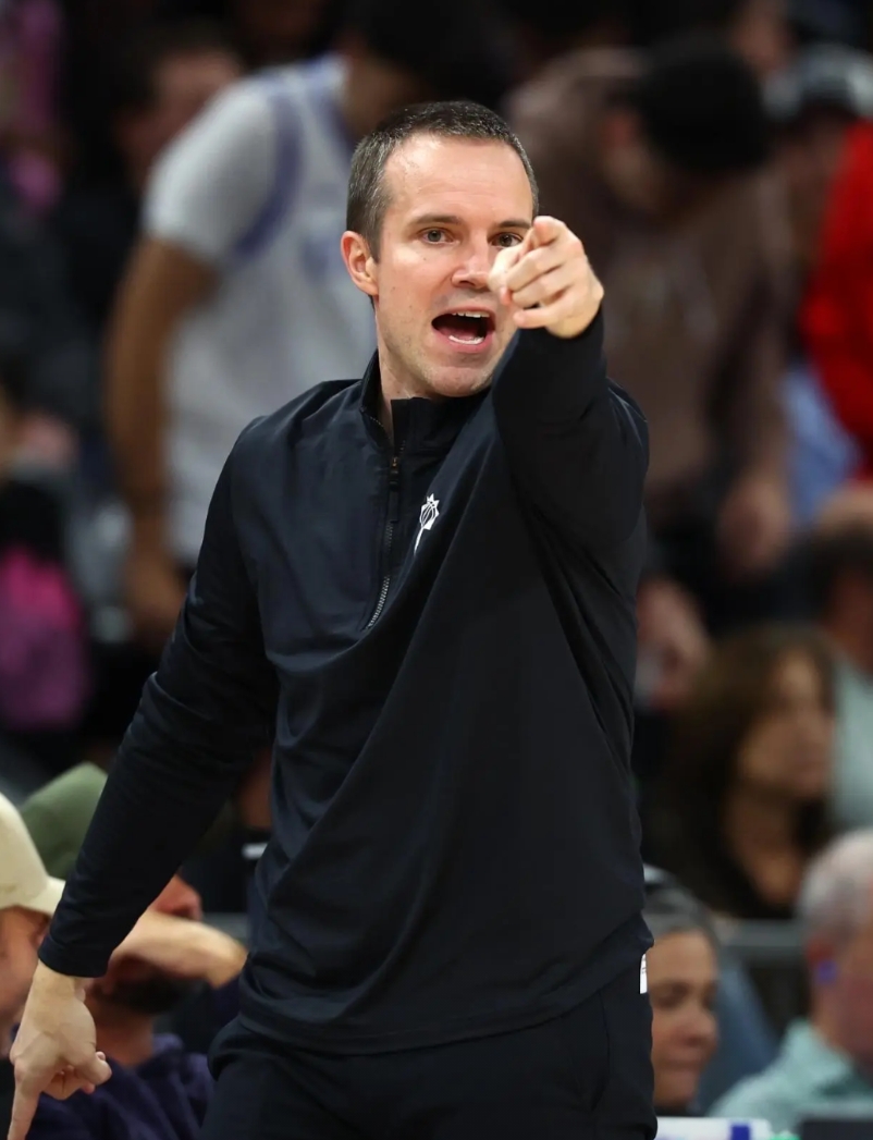 都是第一次担任主教练，太阳队的主教练乔丹奥特就做的相当出色。把一个赛季初普遍不被