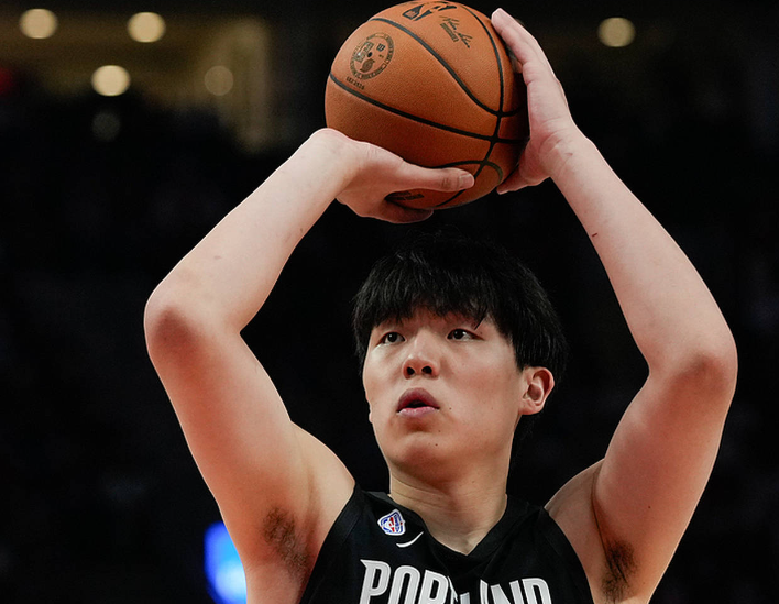 开拓者打了两场季后赛，罗威第二场比赛爆发，砍下11分8篮板，还有助攻和盖帽，表现