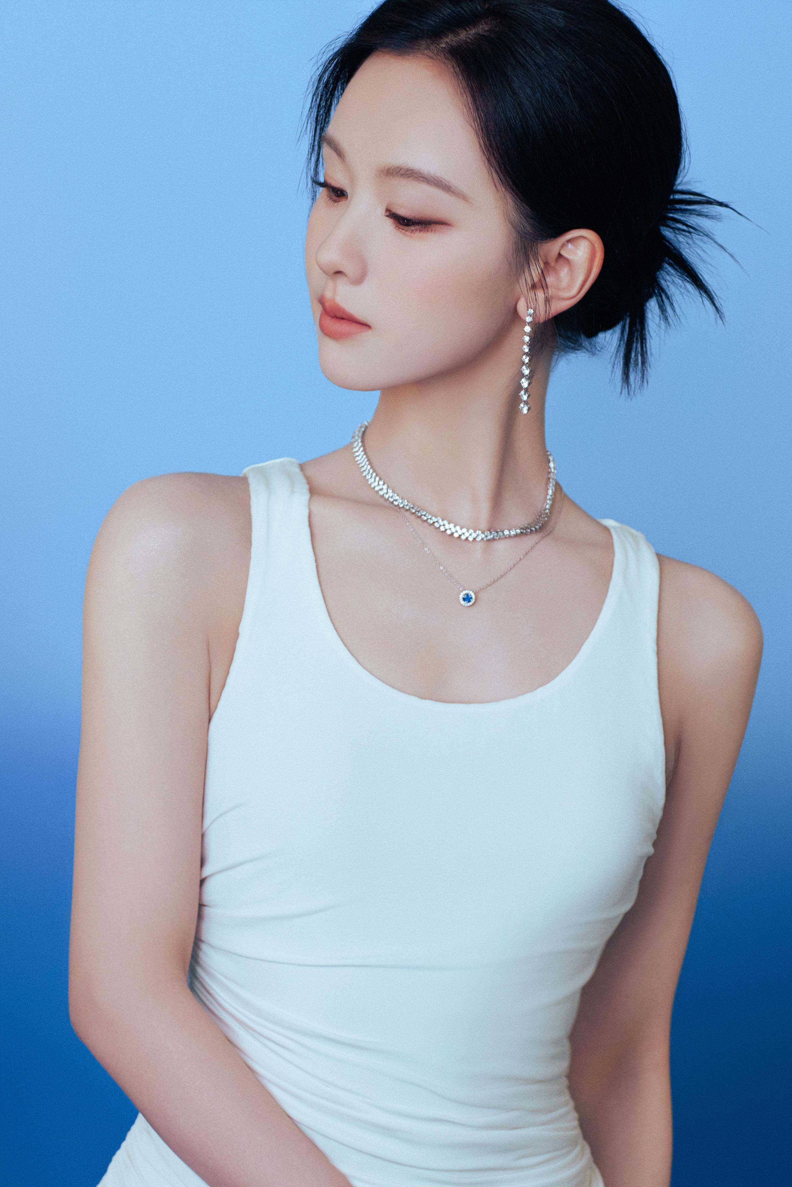 陈都灵白色紧身长裙亮相，优雅气质与性感曲线完美融合，尽显迷人风采。
