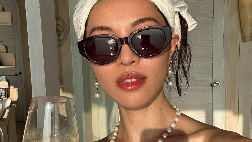 32岁钟楚曦热辣度假马尔代夫，C位冯女郎现状大反转！