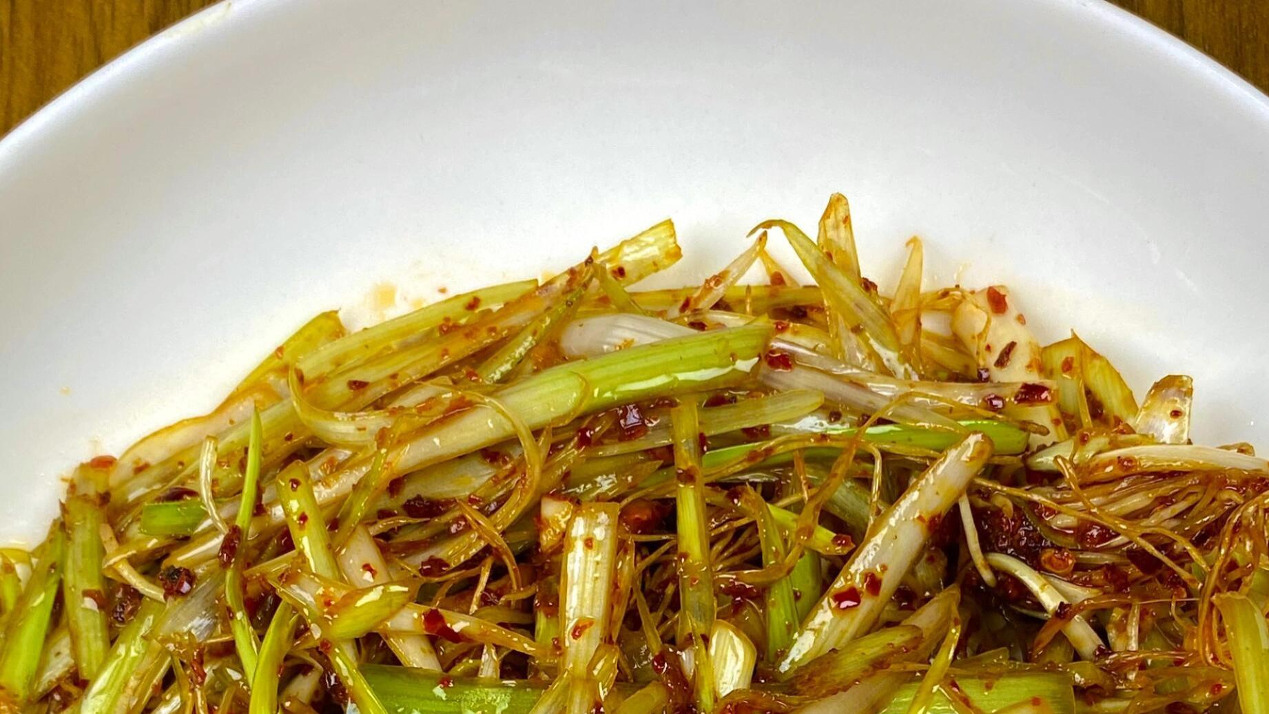 凉拌蒜苗丝：香辣脆嫩，米饭遭殃的神仙凉菜