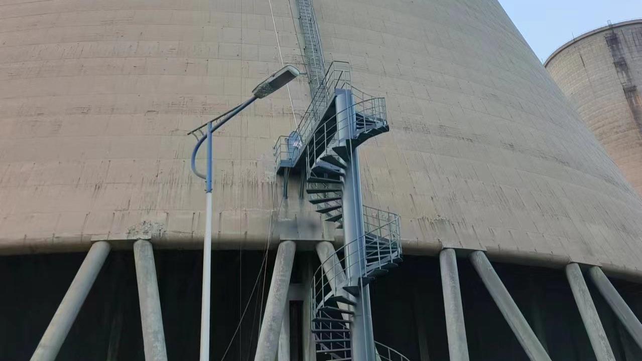 凉水塔钢梯平台刷漆防护治理