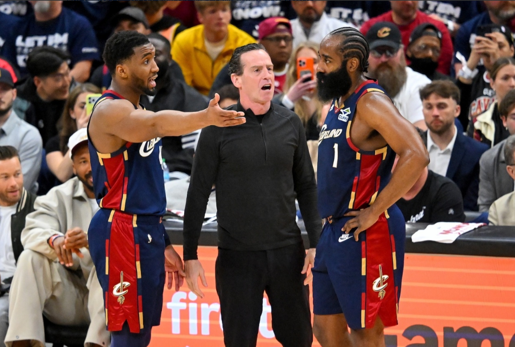 在防哈登时，猛龙主帅选了2杯毒药之一，切断哈登与队友连线，让他自己陷入单打！
上