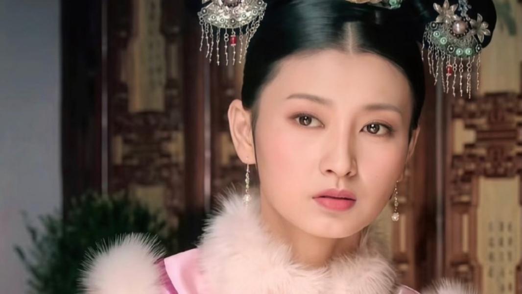 "眉姐姐"斓曦直播带货翻车：当白月光开始卖"丑衣服"