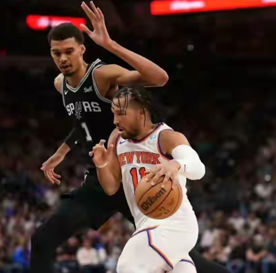 NBA总决赛G3，马刺战胜尼克斯，总比分1比2扳回一局，这场球一开始看着还是尼克