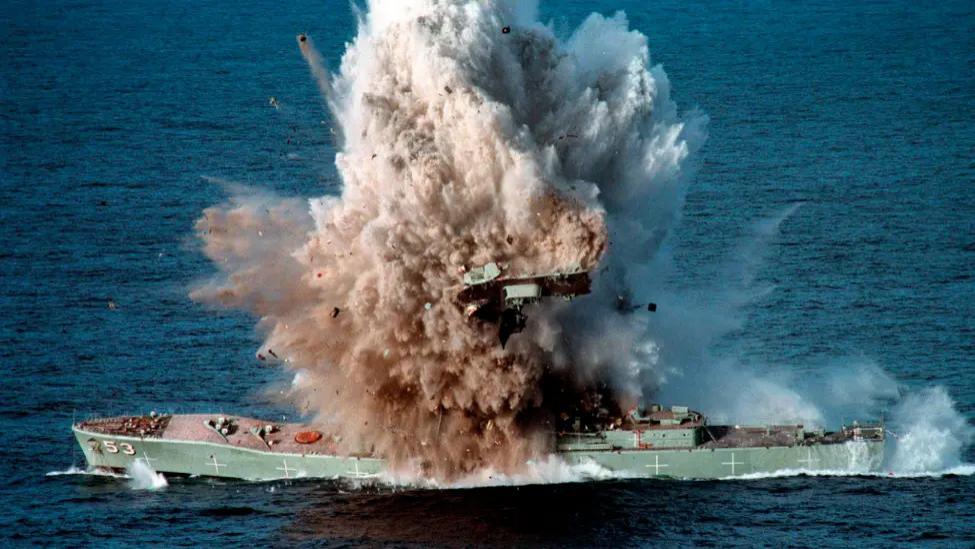 美军玩嗨了？潜望镜里看伊朗舰沉没，这波“海盗式”操作要反噬！