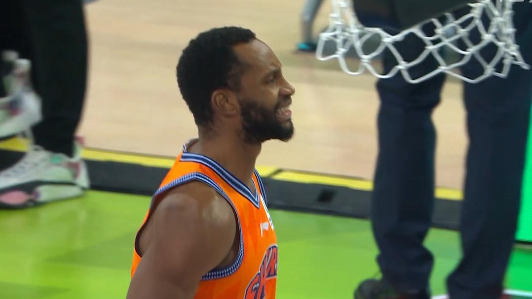 残暴的弗格！单节20分打花山东造29分惨案，上海7人上双杀进决赛