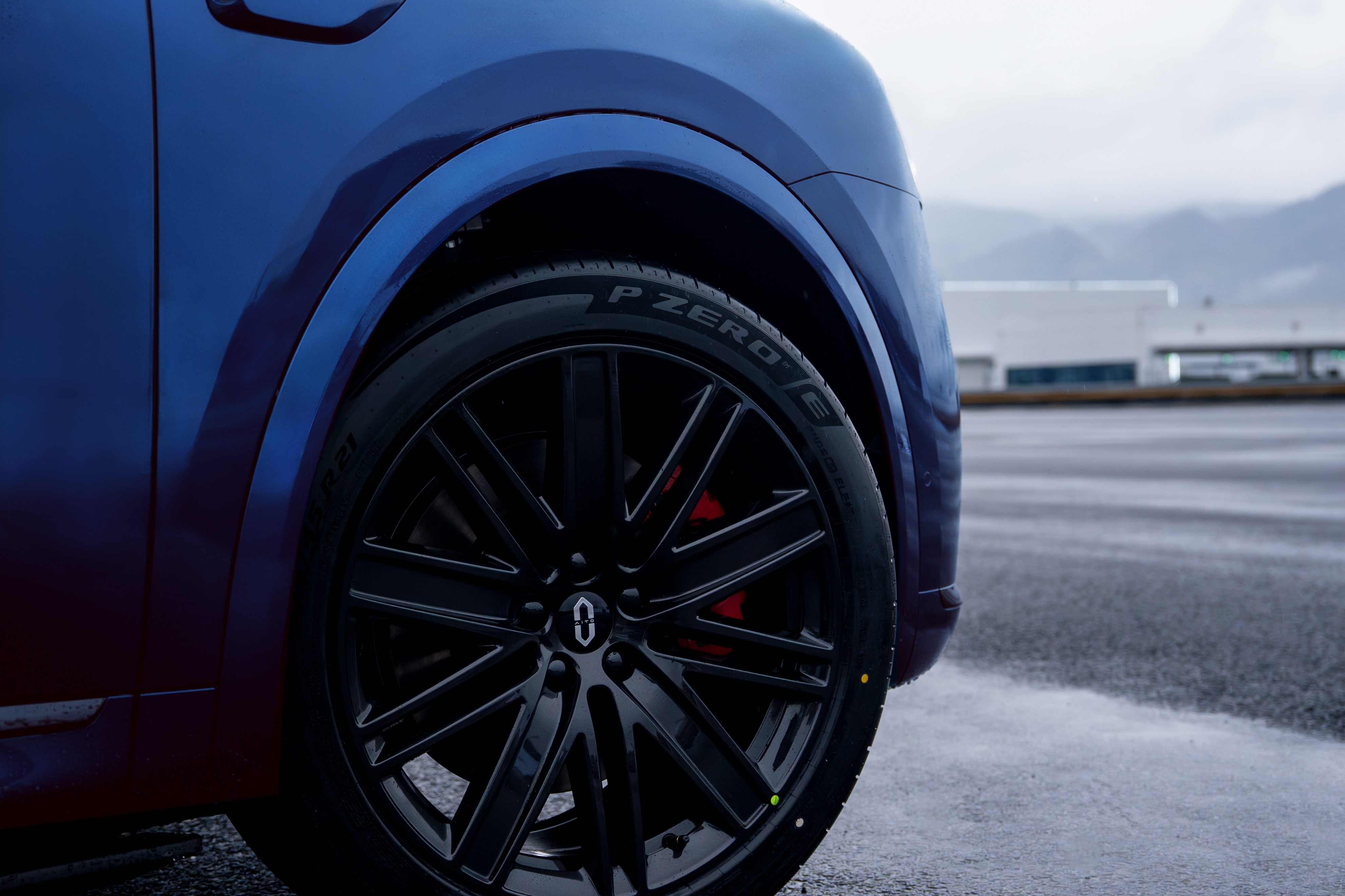 问界M8此番焕新可谓诚意拉满，尤其值得一提的是，通过OTA实现了大师级底盘调校升