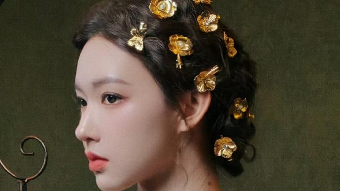 黑金发饰 + 黑丝绒裙，程潇的复古感太绝了