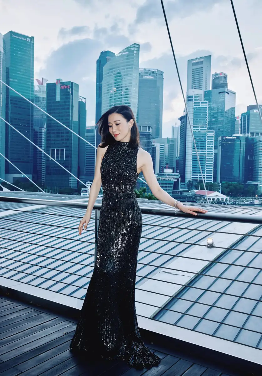 佘诗曼穿黑色星光裙闪耀迷人！绽放灿烂笑容气质优雅