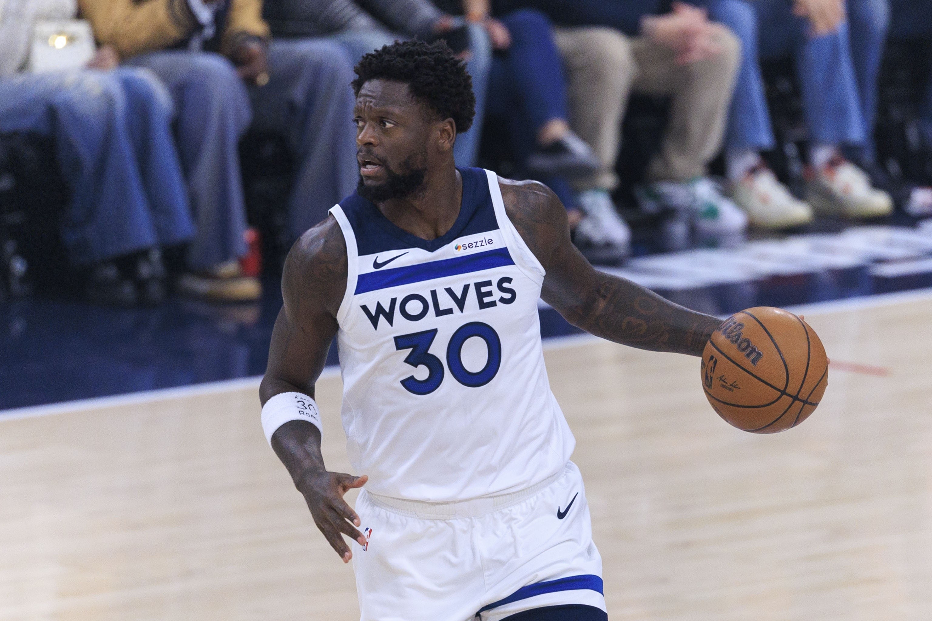 兰德尔VS火箭的比赛中最后那个顶开防守人向右后撤一步中距离招牌技是真牛逼，仿佛时