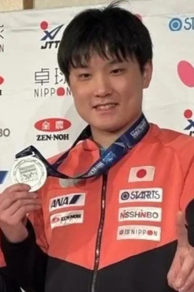 日本乒乓球队世乒赛结束回国开记者见面会，张本智和兄妹非常高兴开心，不开心的是松岛