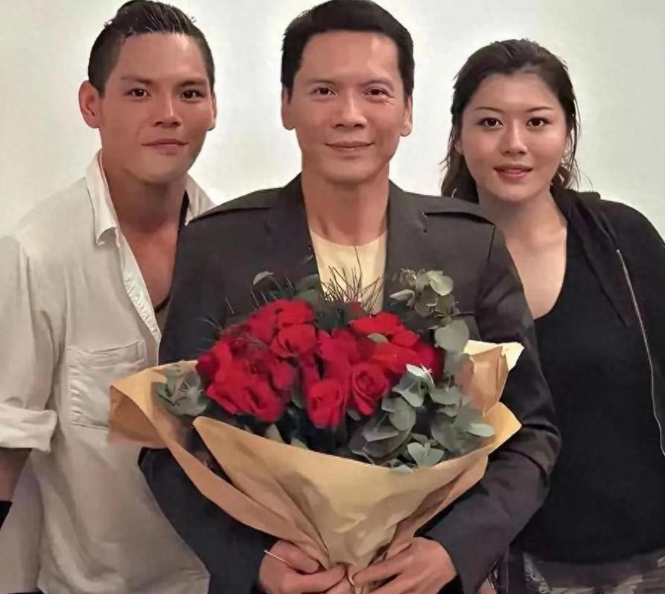 向太说后妈不好当我深有体会我对她那么好她说我拿烟头烫她

有人问向太：你和向先生
