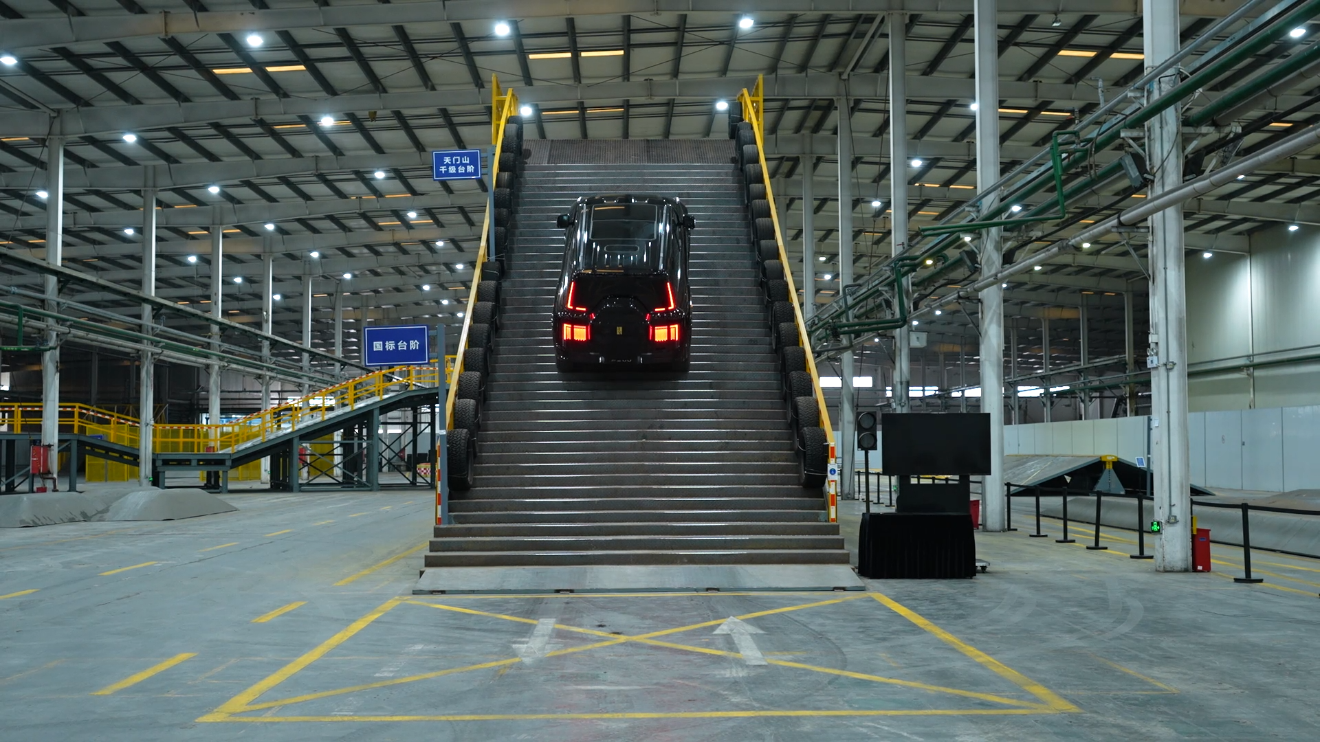 比亚迪建那个室内越野场馆的时候，有人可能觉得“至于吗”？至于。因为只有在一个可以