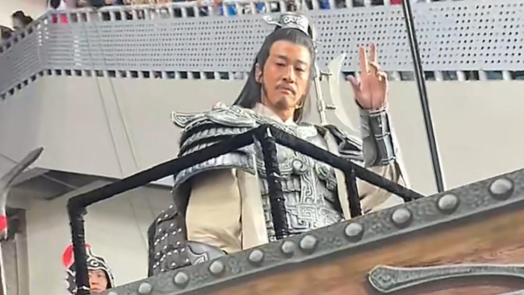 何润东现身宿迁奥体出席活动，重现"霸王"经典造型引粉丝回忆杀