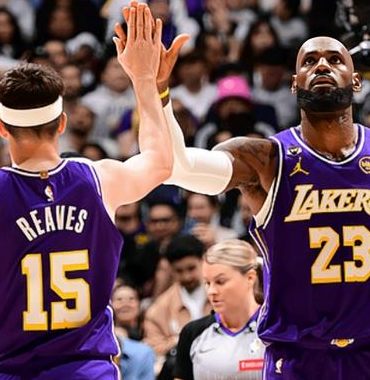 詹姆斯17分8失误，湖人逆转76人。NBA常规赛，湖人主场迎战76人，这场比赛东