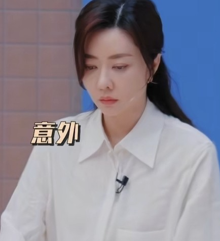 熊黛林蕞近太累了
曾志伟:累什么累，又不用上班！做个饭，收拾家里房子这也叫累吗？