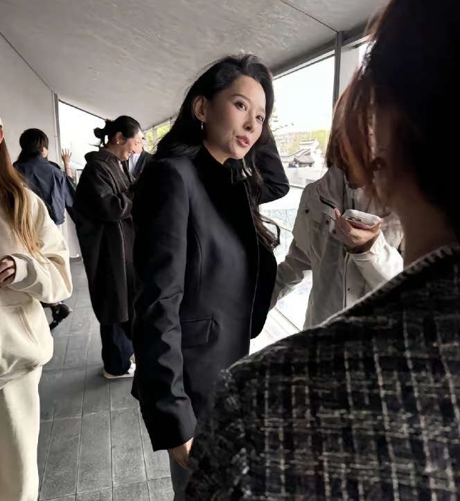 森林北现身杭州与网友合影照片曝光后
评论区炸锅了，被网友质疑不像是90后
镜头下