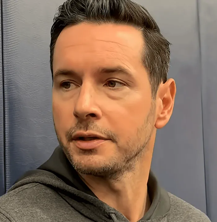 明日NBA常规赛：湖人将对阵独行侠。

赛前湖人主帅JJ-雷迪克接受媒体采访，谈