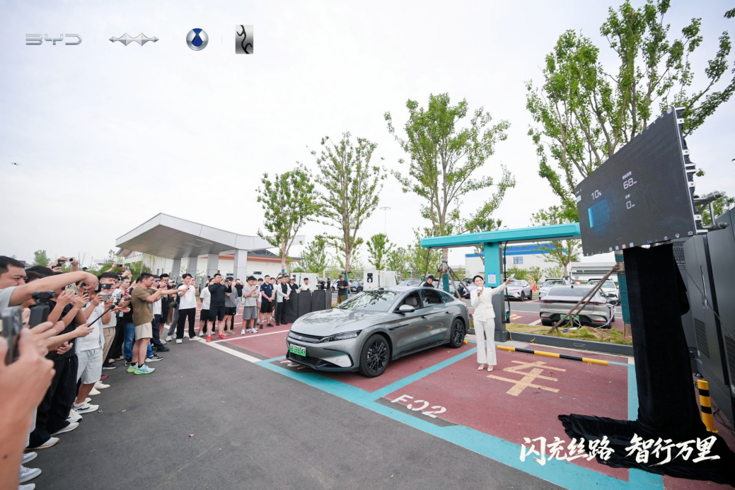 325座城市、7018座闪充站，比亚迪的闪充网络建设还在加快，而它也在潜移默化的