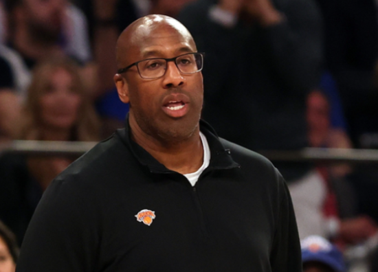 NBA总决赛，马刺对阵尼克斯的G5比赛中，出现了非常奇葩的一幕。第二节比赛还剩下