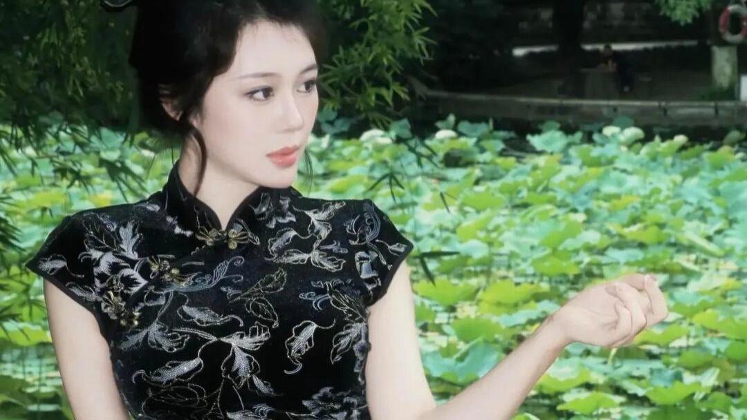 别再误解旗袍了！微胖沙漏型穿它，才是真的东方美学