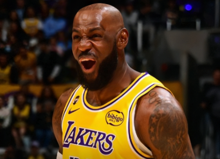 詹姆斯单核带队砍下29分命中关键追平三分带领湖人加时战胜火箭取得大比分3比0领先