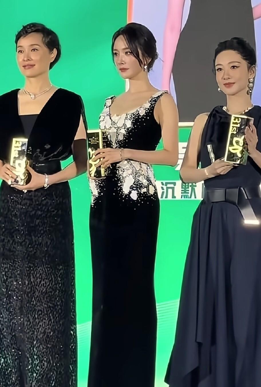 “杨紫鞋跟比杨幂矮半截”，就这？白玉兰晚宴上杨幂回身搀扶杨紫
