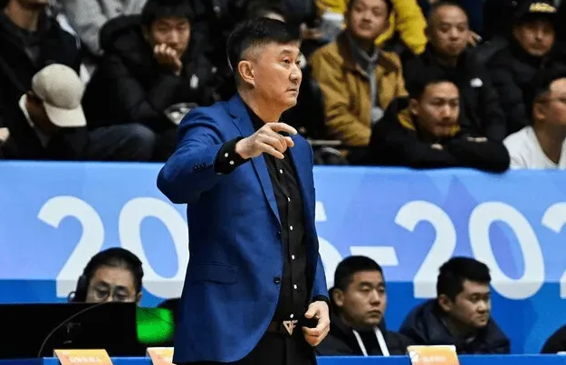 CBA常规赛，广东战胜吉林。
赛后，广东主教练杜锋点评了本场比赛。
杜锋：上半场