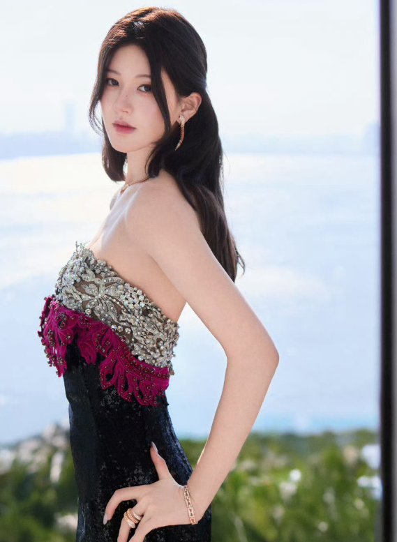 你带着浪漫的气息徒步走过，我看着路旁野玫瑰都为你抬头