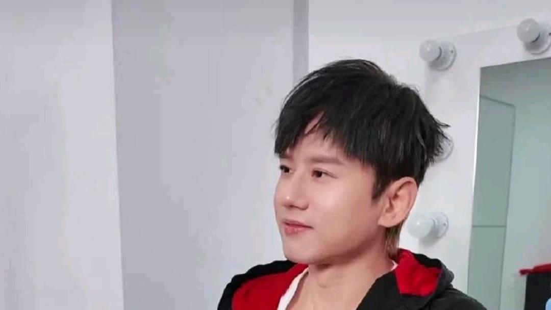 张杰鸟巢演唱会回应张凌赫花篮应援 现场接梗《逐玉》角色互动引关注