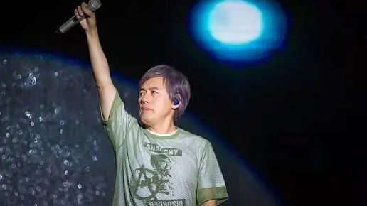 歌手张宇最近现身游鸿明演唱会当嘉宾，相隔8年首度登上舞台开唱。一曲《雨一直下》轻